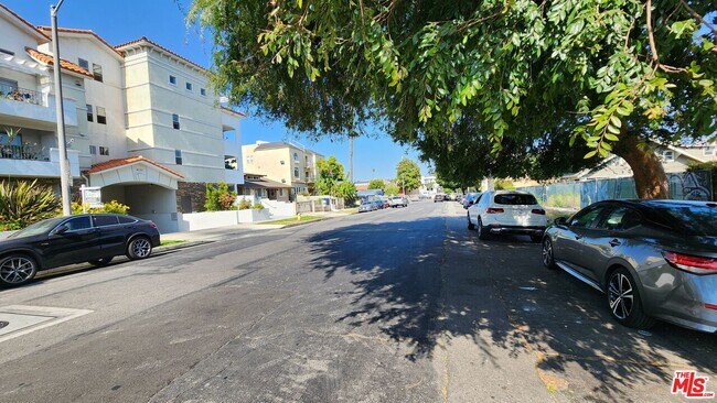 Building Photo - 4732 Elmwood Ave