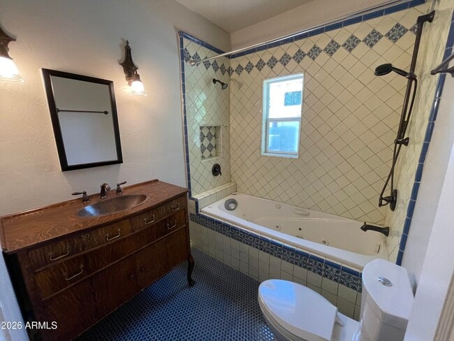 Building Photo - 2021 N Alvarado Rd