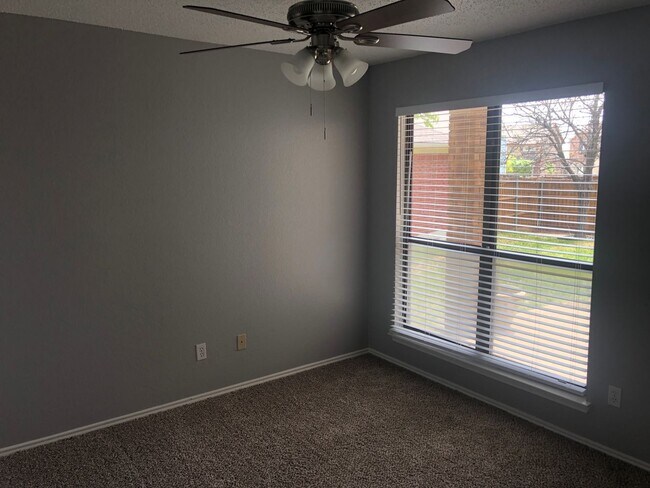 Building Photo - Amazing Location in Carrollton!!