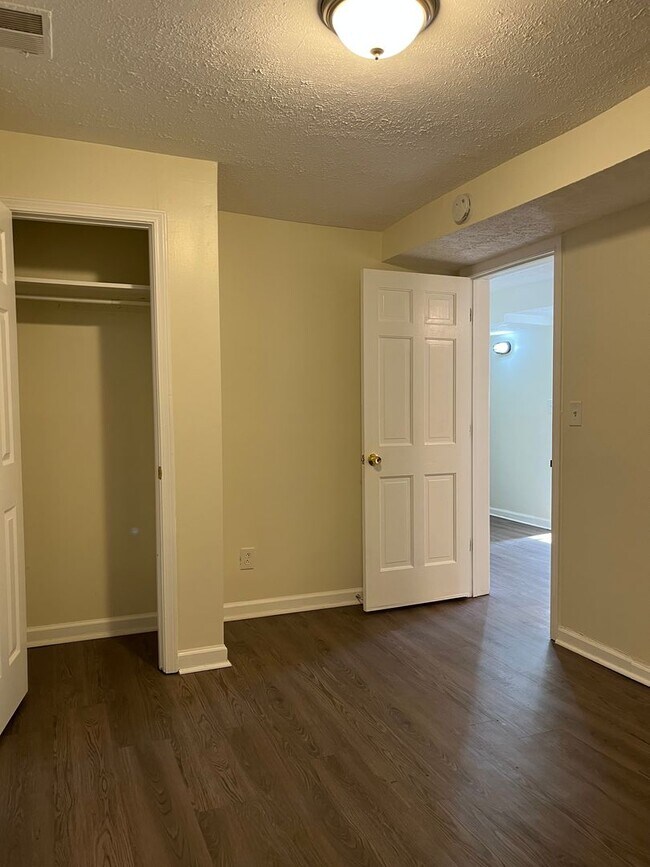 Building Photo - Spacious 3/2 Duplex Unit w/ Bonus Room Min...