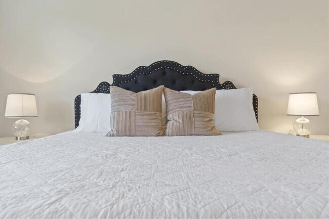 Building Photo - Luxurious 4-Bed Townhouse with Fireplace &...