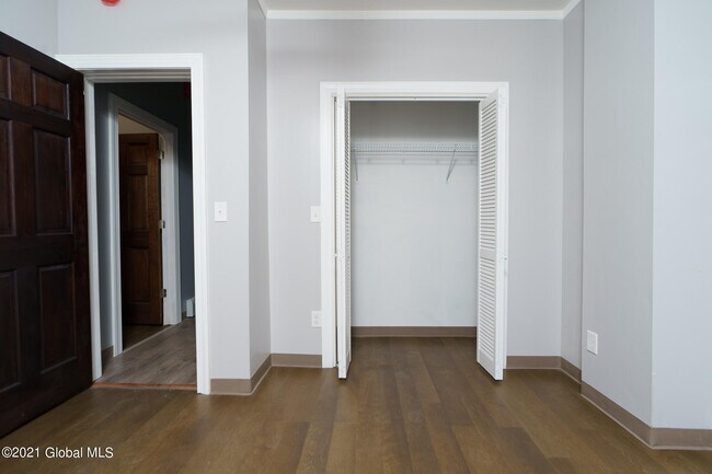 Building Photo - 10 Hall Pl