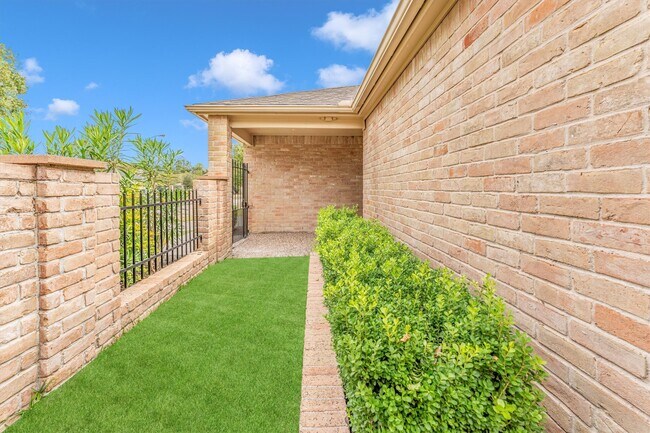 Building Photo - 6603 Pauma Dr