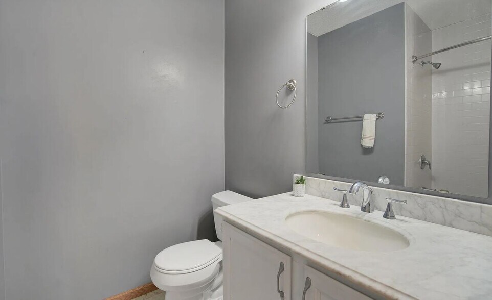 Building Photo - 880 Pontiac Ln