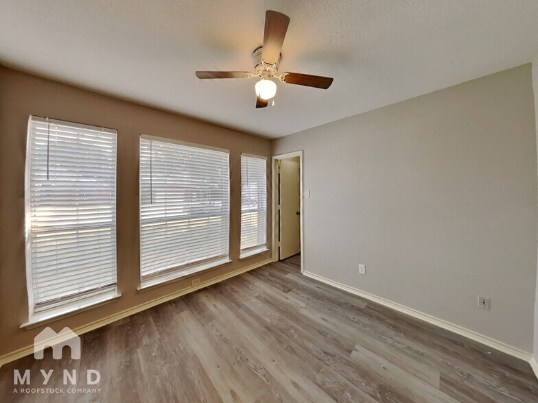 Building Photo - 4961 Briar Oaks Ln