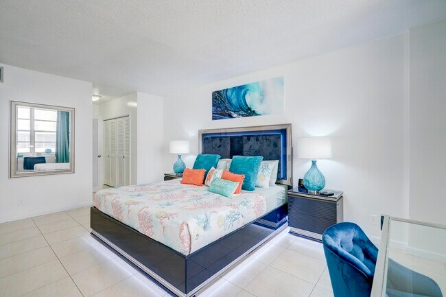 Building Photo - 3725 S Ocean Dr