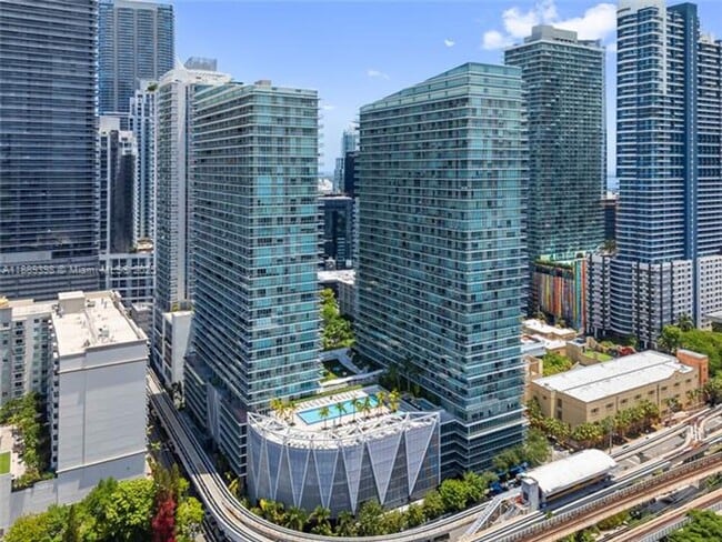 Primary Photo - 1111 SW 1st Ave
