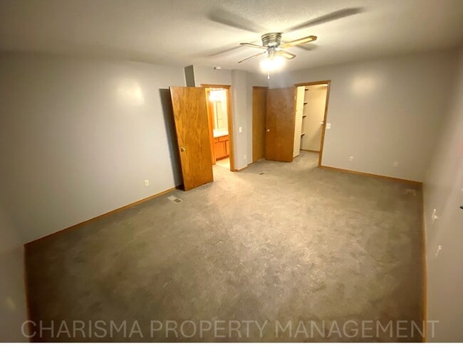 Building Photo - 4 BEDROOM, 2 BATH HOME IN EAST SIOUX FALLS! DOUBLE ATTACHED GARAGE! FENCED IN BACKYARD!