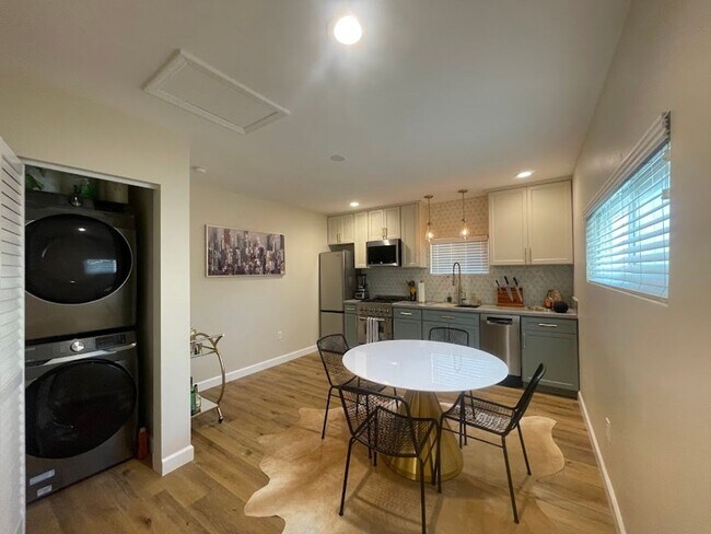 Building Photo - 1813 W Arbutus St