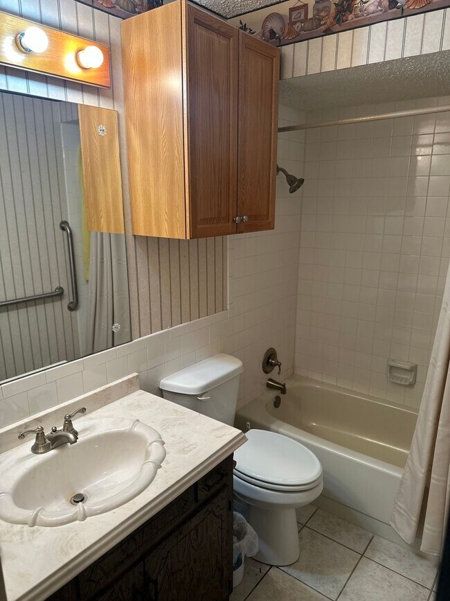 Building Photo - Available Now!  3-Bedroom, 2-Bathroom Spri...