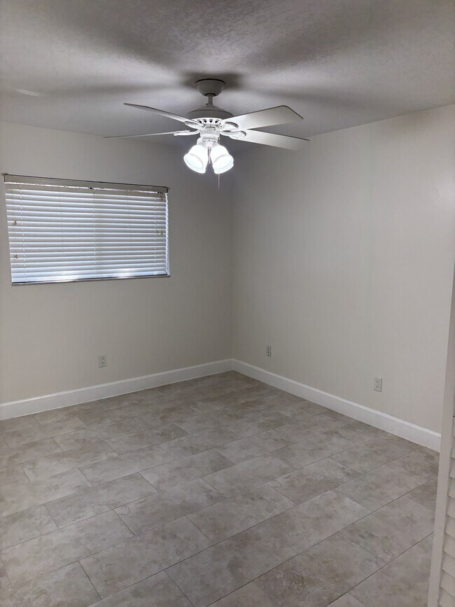 Building Photo - 1813 E Cheryl Dr