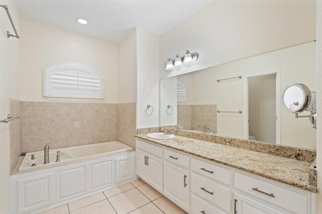 Building Photo - 206 Saddle Blanket