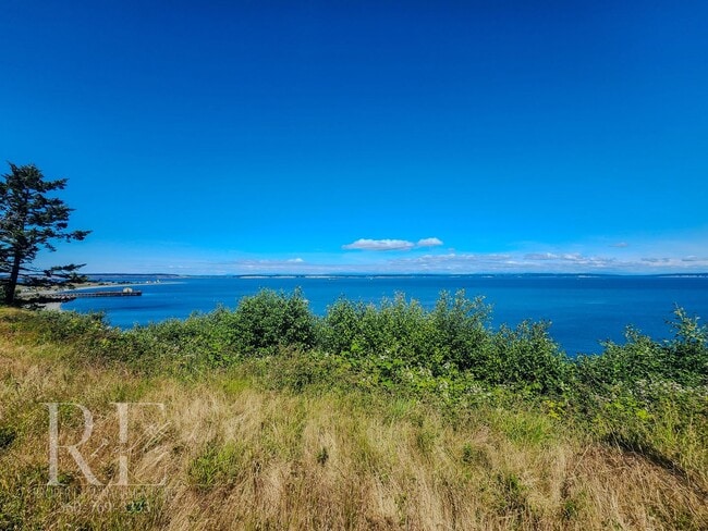 Building Photo - Stunning Water-View Haven and Stress-free ...