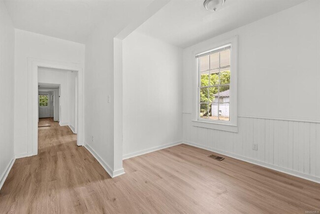 Building Photo - 552 S Bainbridge St