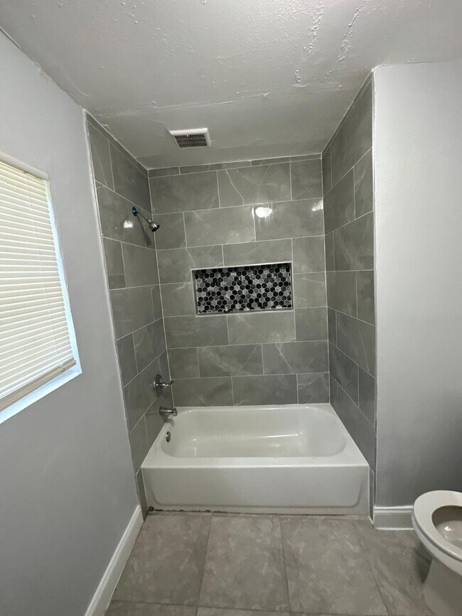 Building Photo - Fully Renovated 3/1 Single Family House Av...