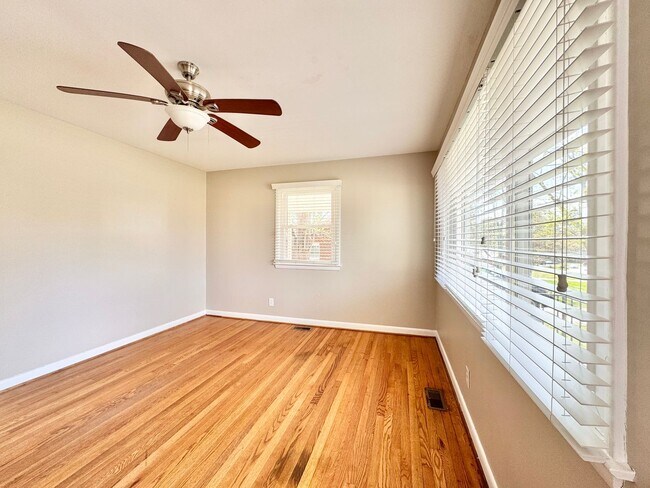 Building Photo - Charming 2BR with Refinished Hardwoods