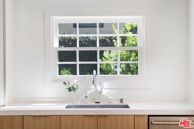 Building Photo - 3472 Rowena Ave