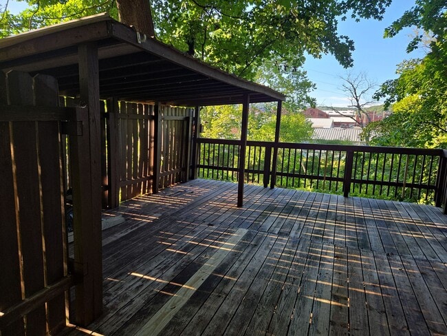 Building Photo - Nicely updated and spacious 3 bedroom hous...