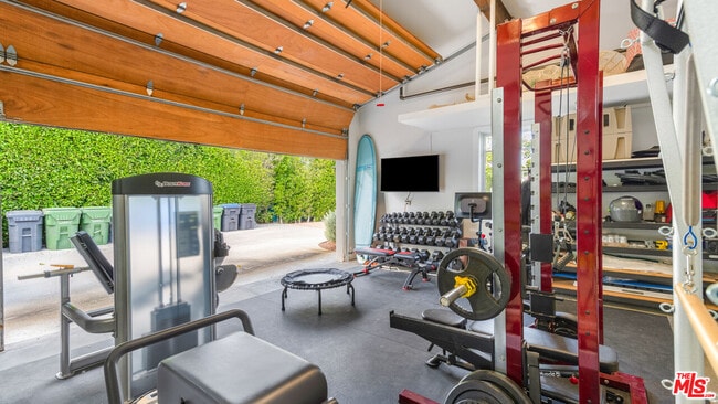 Building Photo - 6815 Dume Dr