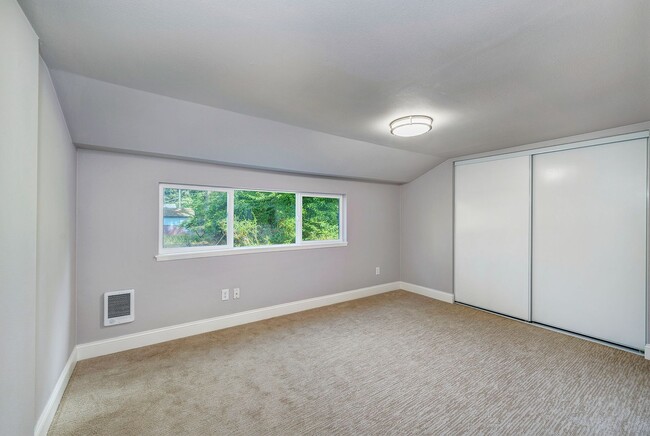Building Photo - Shoreline Rambler