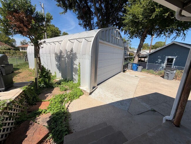 Building Photo - 1208 S Florence Pl