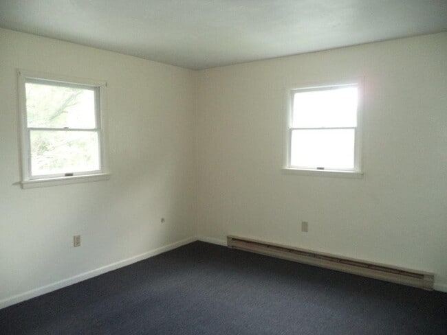 Building Photo - 4 Bedroom, 1.5 Bathroom House -- Available...