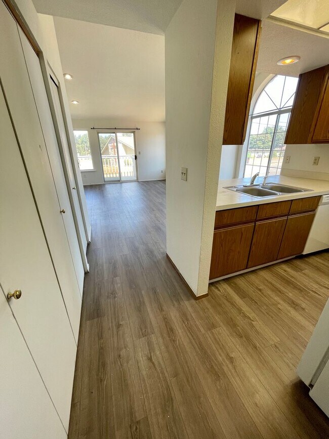 Building Photo - Adorable Top Unit Located in Ferndale