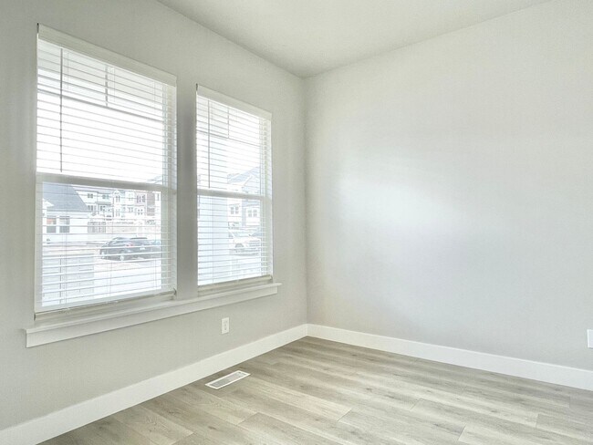 Building Photo - 1572 N 3950 W
