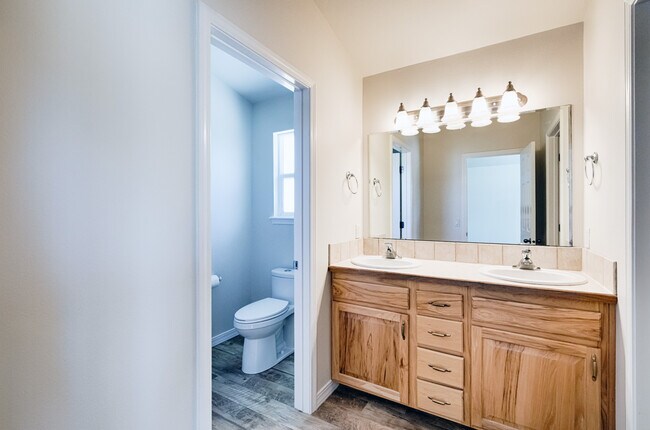 Building Photo - 2109 E Redwick Dr