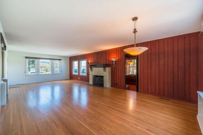 Building Photo - Classic Hermosa Beach Home!