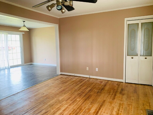 Building Photo - CUTE 3 BR, 1 BA BRICK HOME IN CONVENIENT MT OLIVE LOCATION
