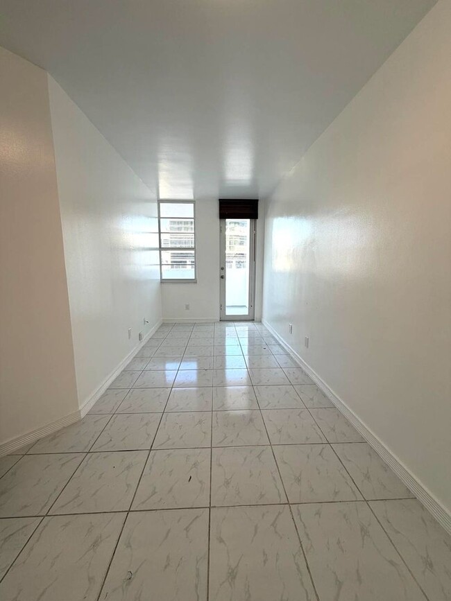 Building Photo - Live where Lincoln Road meets the Ocean in a full service resort-style condominium in South Beach!