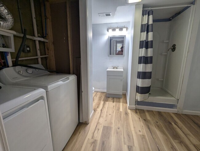 Building Photo - Beautifully renovated 3 bedroom furnished ...