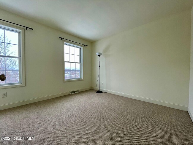 Building Photo - 19 Eagles Ln