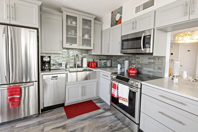 Building Photo - 3554 Ocean Dr