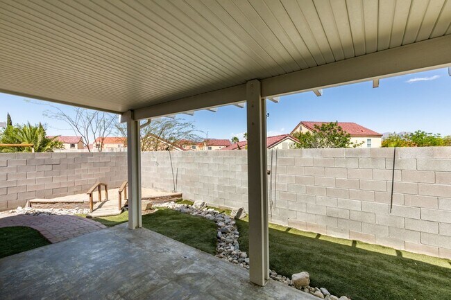 Building Photo - 2 bedroom + Den- Upgraded Flooring ready for immediate move in