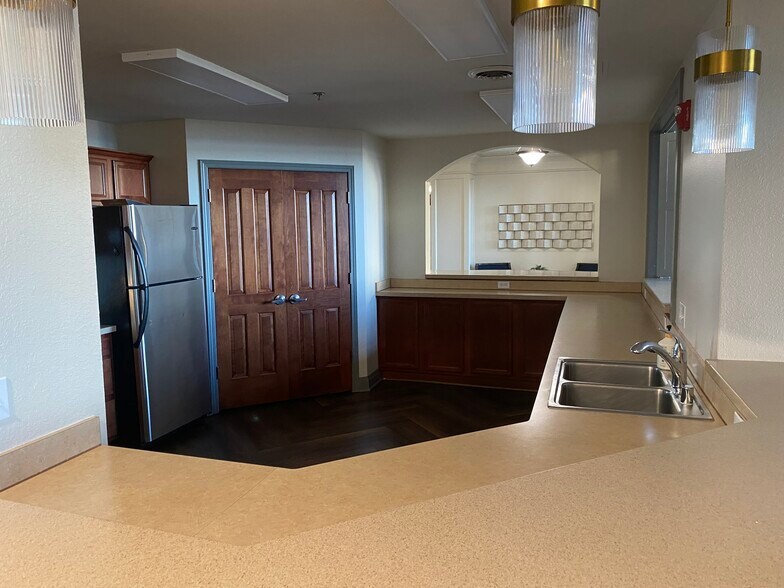 Building Photo - 4110 S Lake Dr