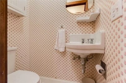 Building Photo - 980 6th St E