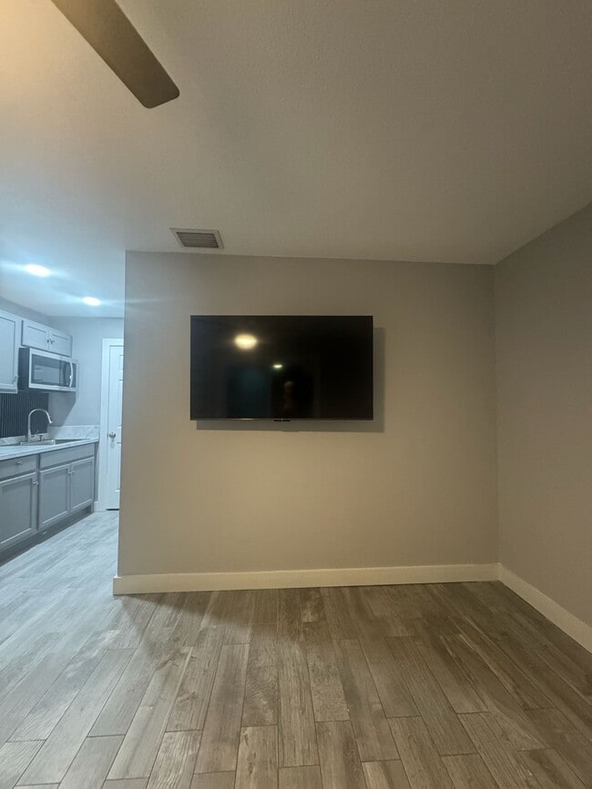 Building Photo - Southwest 8th Street, Miami, FL 33184 - 1 BR 1 BA house