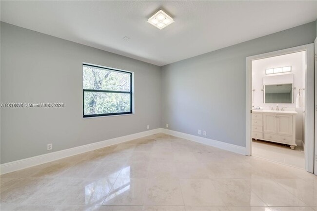Building Photo - 1180 Manor Ct