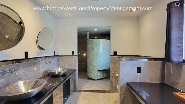 Building Photo - CLASSIC SARASOTA POOL HOME WITH UPDATES AN...