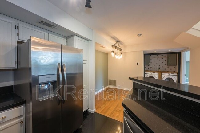 Building Photo - 521 McGill Park Ave NE