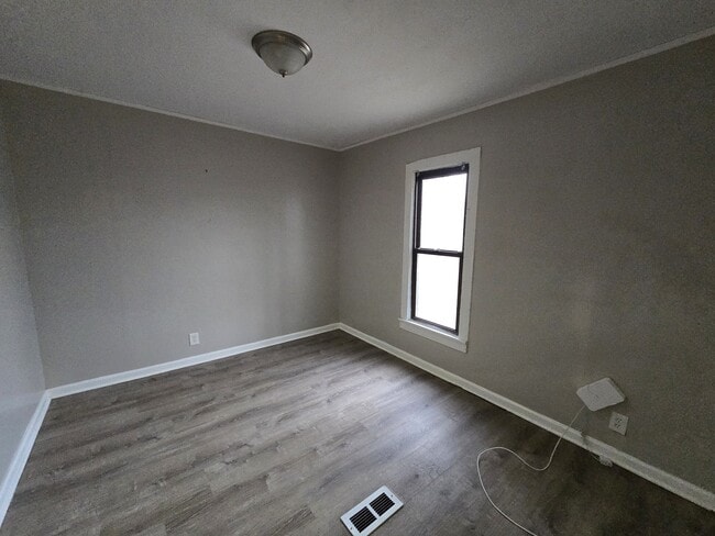 Building Photo - 214 Edwards St