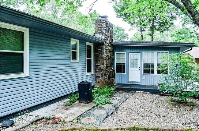 Building Photo - West Gate Area Home | Home | Unfurnished
