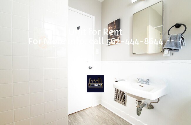 Building Photo - House - 3 Bedrooms / 2 Bathrooms - West Co...