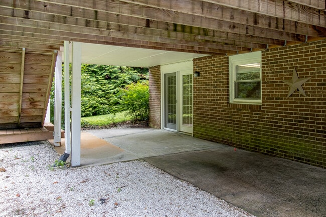 Building Photo - 493 Kings Creek Rd