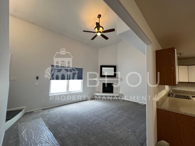 Building Photo - Spacious Rockrimmon Townhome