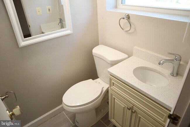 Building Photo - 910 Allan Rd