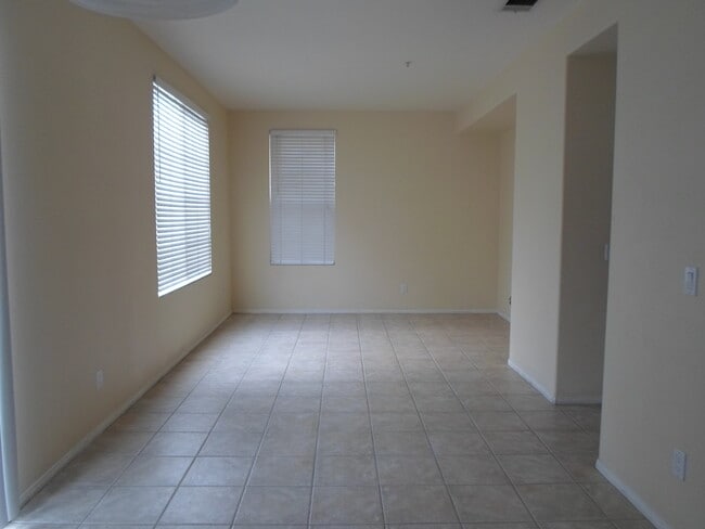 Family Room - 460 Middlebury Ct