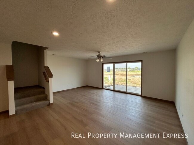 Building Photo - Modern 3 Bedroom 2.5 Bathroom Townhome